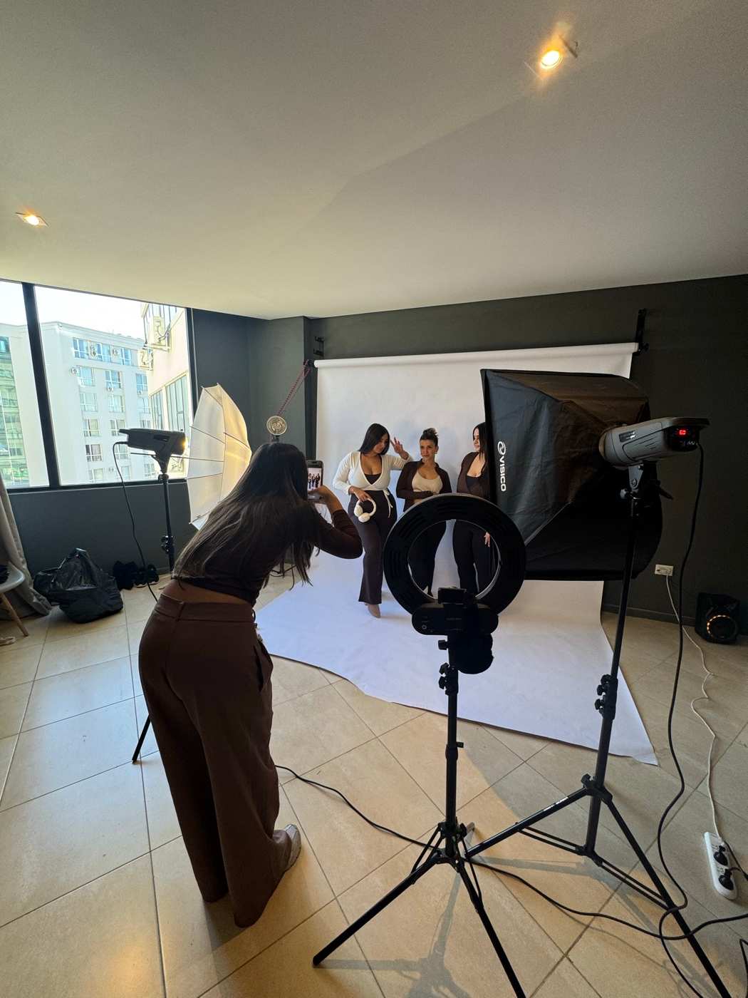 Sesión de fotos grupal en el estudio HACKS